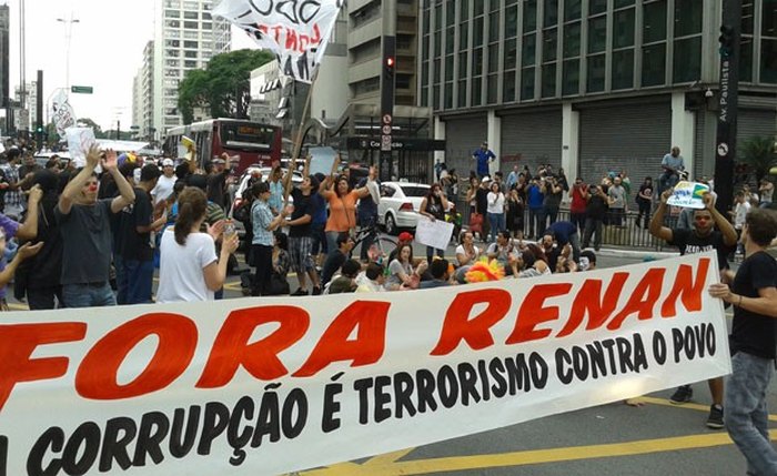 Passeata em São Paulo faz protesto contra Renan Calheiros
