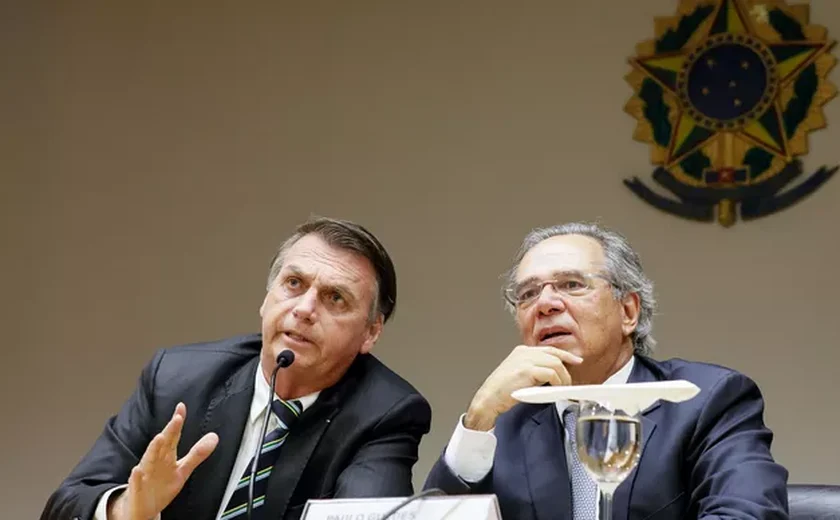 Paulo Guedes quer que Petrobras aumente intervalo entre os reajustes dos combustíveis