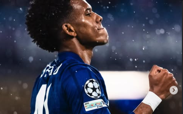 Imprensa internacional se derrete por Estêvão após gol na Liga dos Campeões: 'Artista nato'