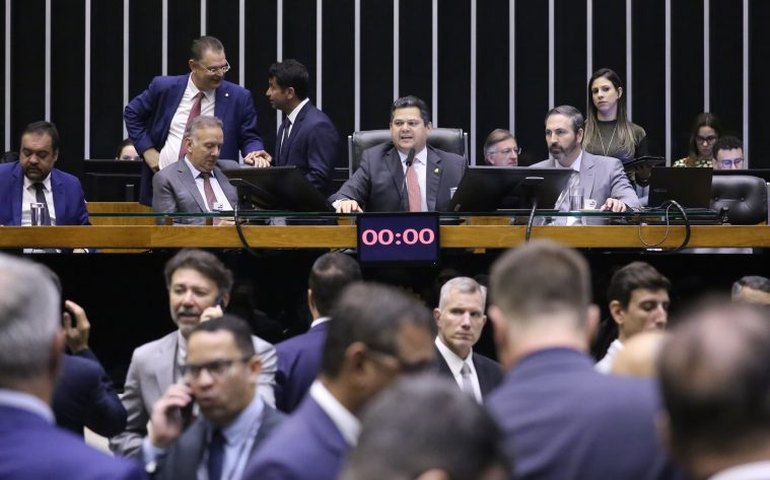 Deputados e senadores rejeitam vetos a projeto de renegociação de dívidas dos estados