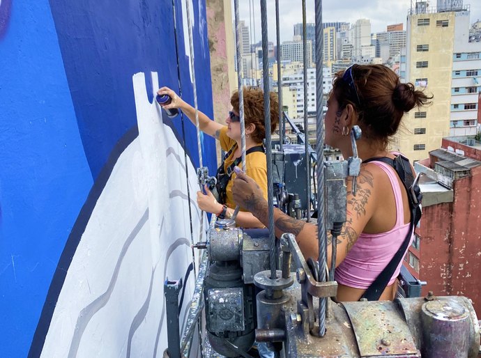 Em homenagem aos 120 anos de Nise da Silveira, artista cria mural gigante em prédio de São Paulo