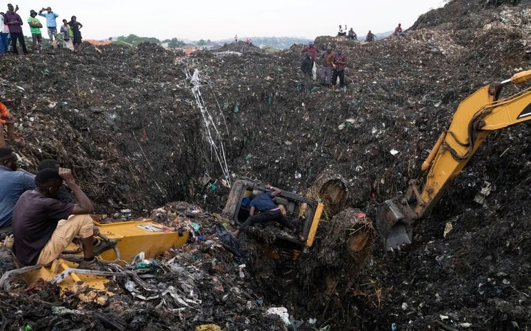 Deslizamento de aterro sanitário mata ao menos 24 pessoas