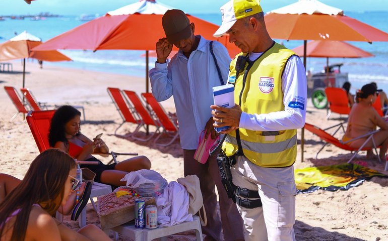 Ronda no Bairro comemora Dia Mundial do Turista com panfletagem na orla de Maceió