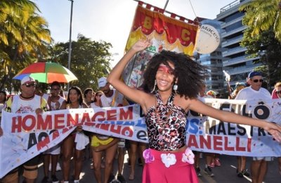 Bloco "Nêga Fulô" arrasta multidão no Carnaval do Bicentenário na Ponta Verde