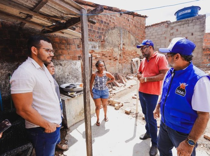 Prefeita de Palmeira visita moradora que perdeu casa em enchente