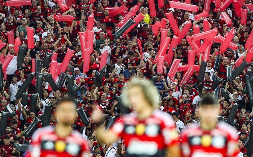 Flamengo é recebido no Rio com protesto de torcedores após derrota na Libertadores