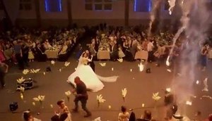 Vídeo mostra início de incêndio e correria durante casamento com mais de 100 mortos na Turquia