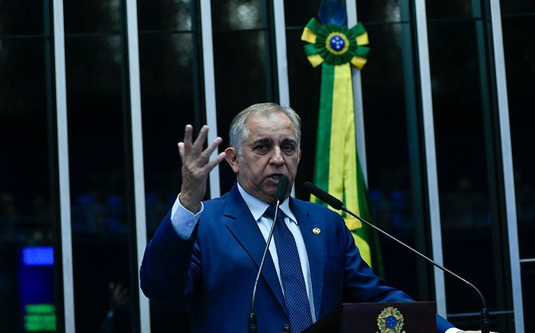 Izalci alerta para crise na educação do país