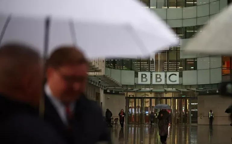 Trump processa BBC em US$ 10 bilhões por difamação