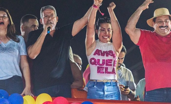 Gaby Gonçalves com Arthur Lira durante as eleições de 2022 Gaby Gonçalves com Arthur Lira durante as eleições de 2022