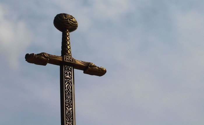 Espada de 2.300 anos decorada com suásticas é desenterrada na França (FOTOS) Espada de 2.300 anos decorada com suásticas é desenterrada na França (FOTOS)