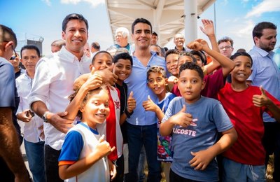 JHC inaugura terminal do Rosane Collor e anuncia reforma de abrigos por toda cidade