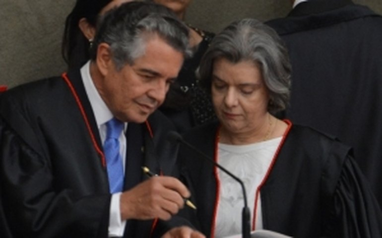 Marco Aurélio assume presidência do TSE e critica manifestações