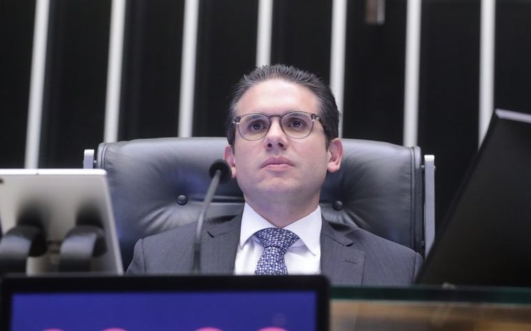 Hugo Motta abre Ordem do Dia e chama à pauta projeto que derruba aumento do IOF