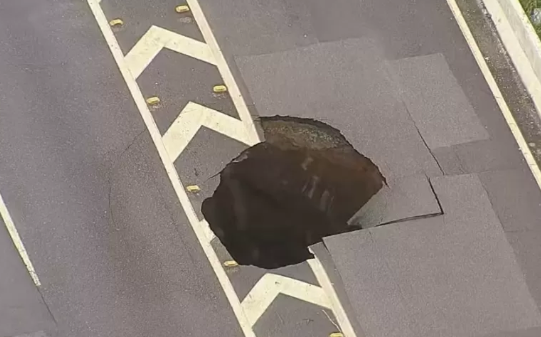 Cratera interdita trecho da Marginal Tietê em SP e bloqueia saída para a Bandeirantes