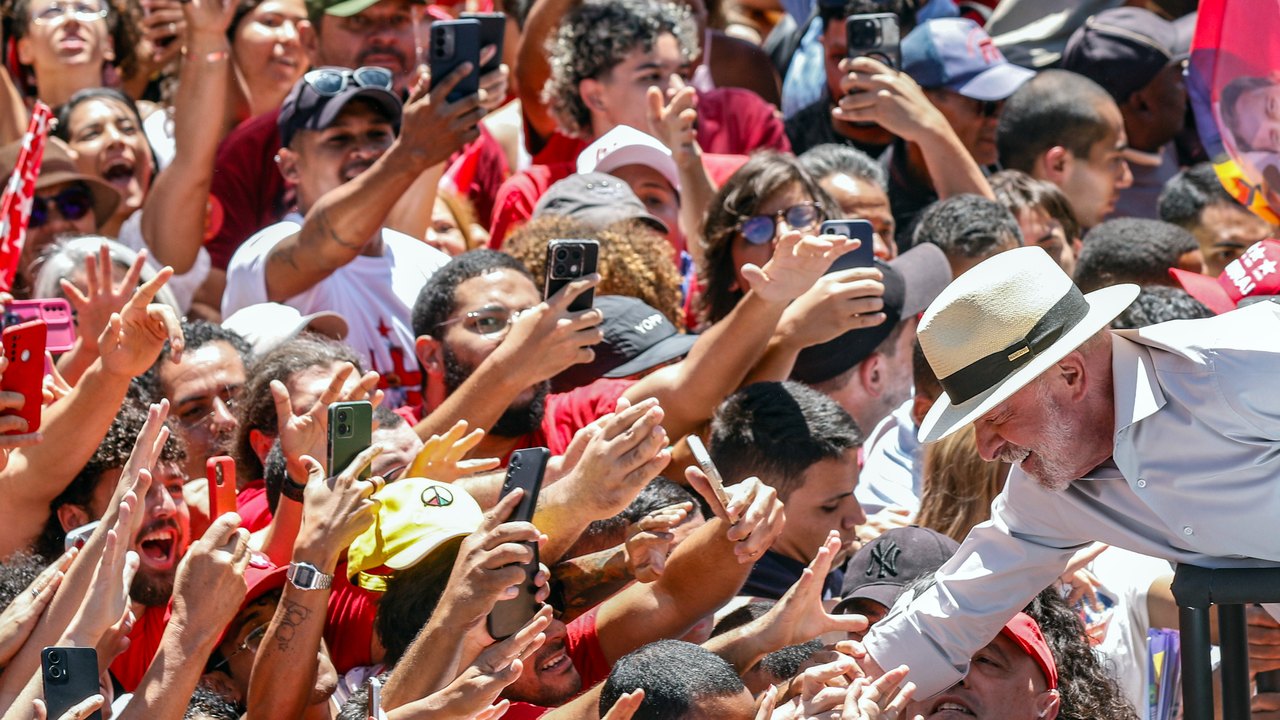 Presidente do TSE liga para Lula e parabeniza pela reeleição
