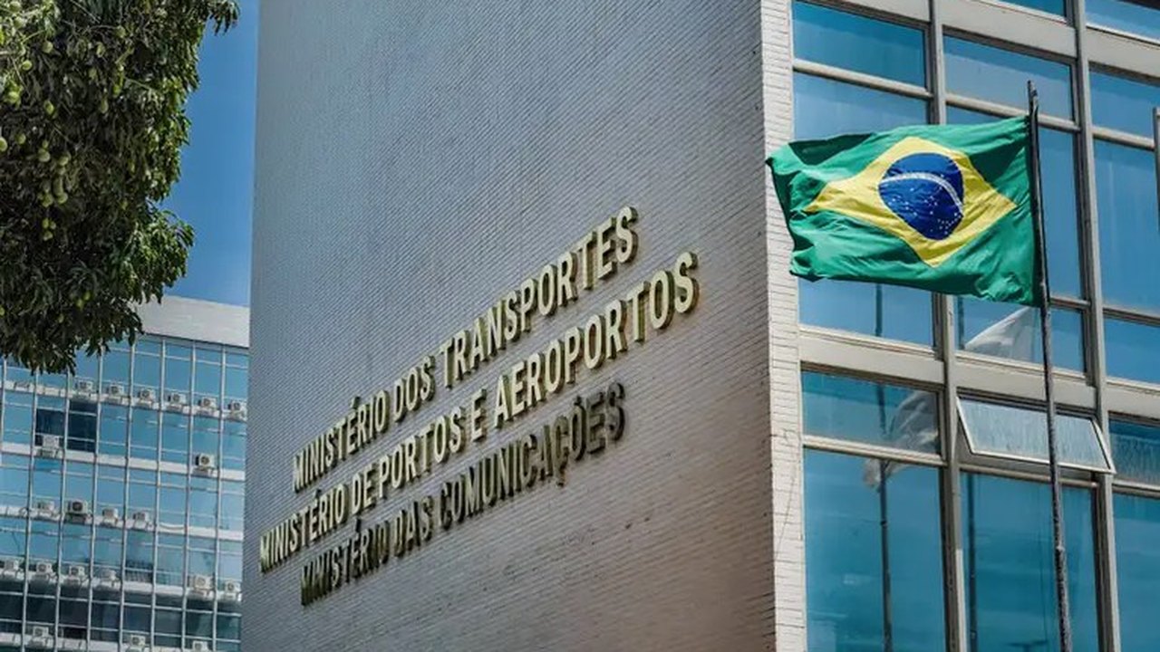 Ministério dos Transportes questiona decisão de Maceió sobre avanço de sinal vermelho à noite