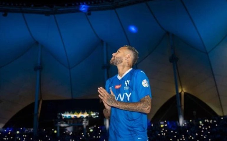 Neymar é apresentado com festa em estádio lotado: 'Fazer história e ganhar muito'