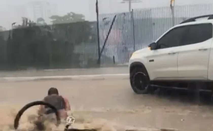 Ciclista é arrastado por enxurrada durante temporal em Maceió