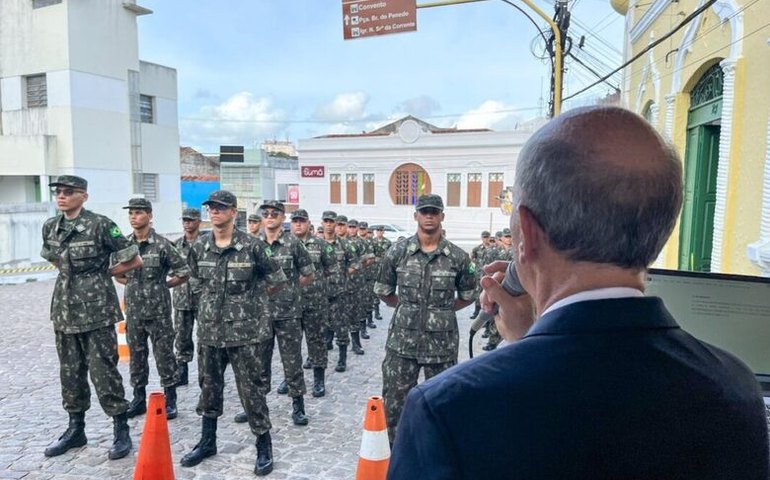 Prefeito Ronaldo Lopes lança o Programa Bolsa Atirador durante solenidade no Tiro de Guerra de Penedo