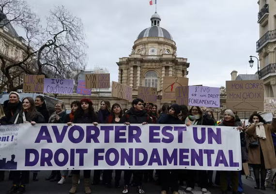 França se torna o primeiro país do mundo a incluir direito ao aborto na Constituição