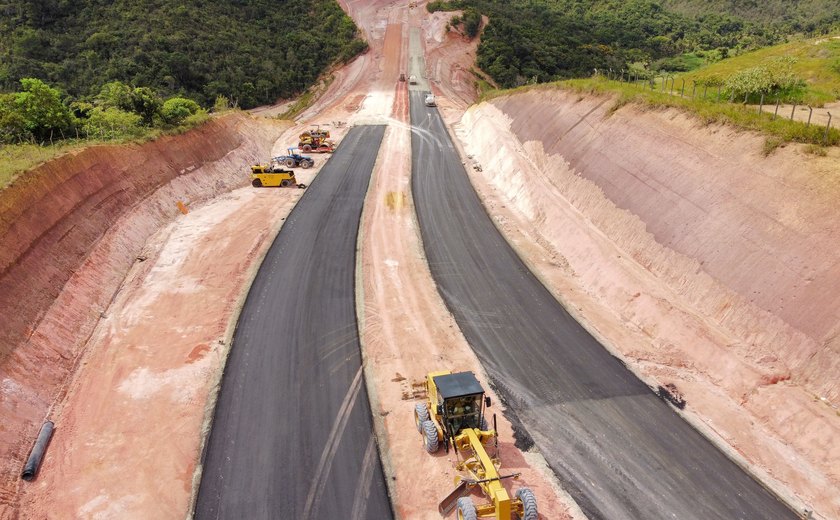 Mais um trecho de acesso ao Aterro Sanitário recebe pavimentação