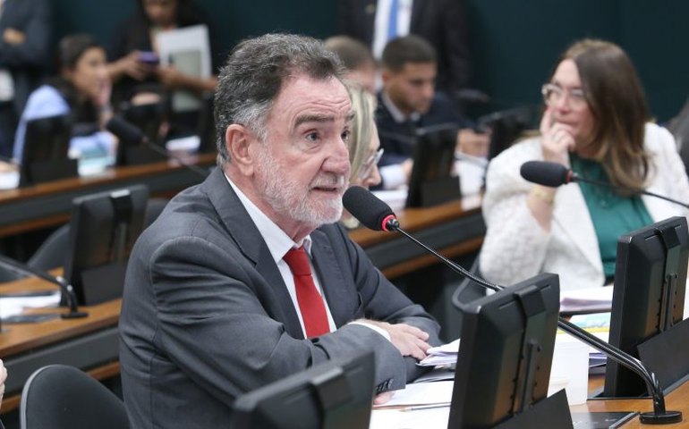 CCJ aprova proposta que proíbe cobrança de primeira via de diplomas acadêmicos