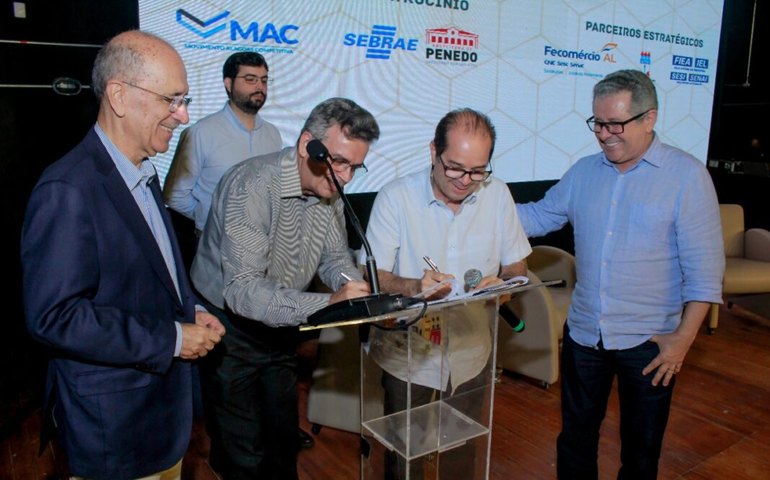 Prefeitura de Penedo e Agência Desenvolve assinam convênio