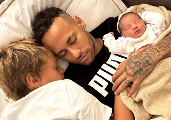 Neymar paizão? Jogador posta foto com filhos no colo