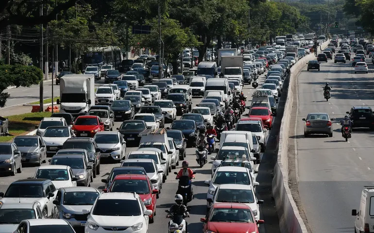 Rodoanel: engavetamento causa vazamento de ácido e trânsito na Anhanguera e na Bandeirantes