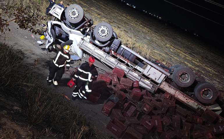 Corpo de Bombeiros atua em ocorrência com capotamento de caminhão em São Sebastião