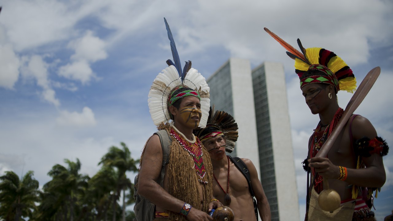 Brasil ancestral surge moderno em mostra de bancos indígenas