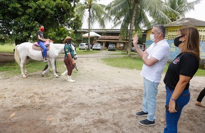 Alfredo Gaspar visita centro de reabilitação por equoterapia