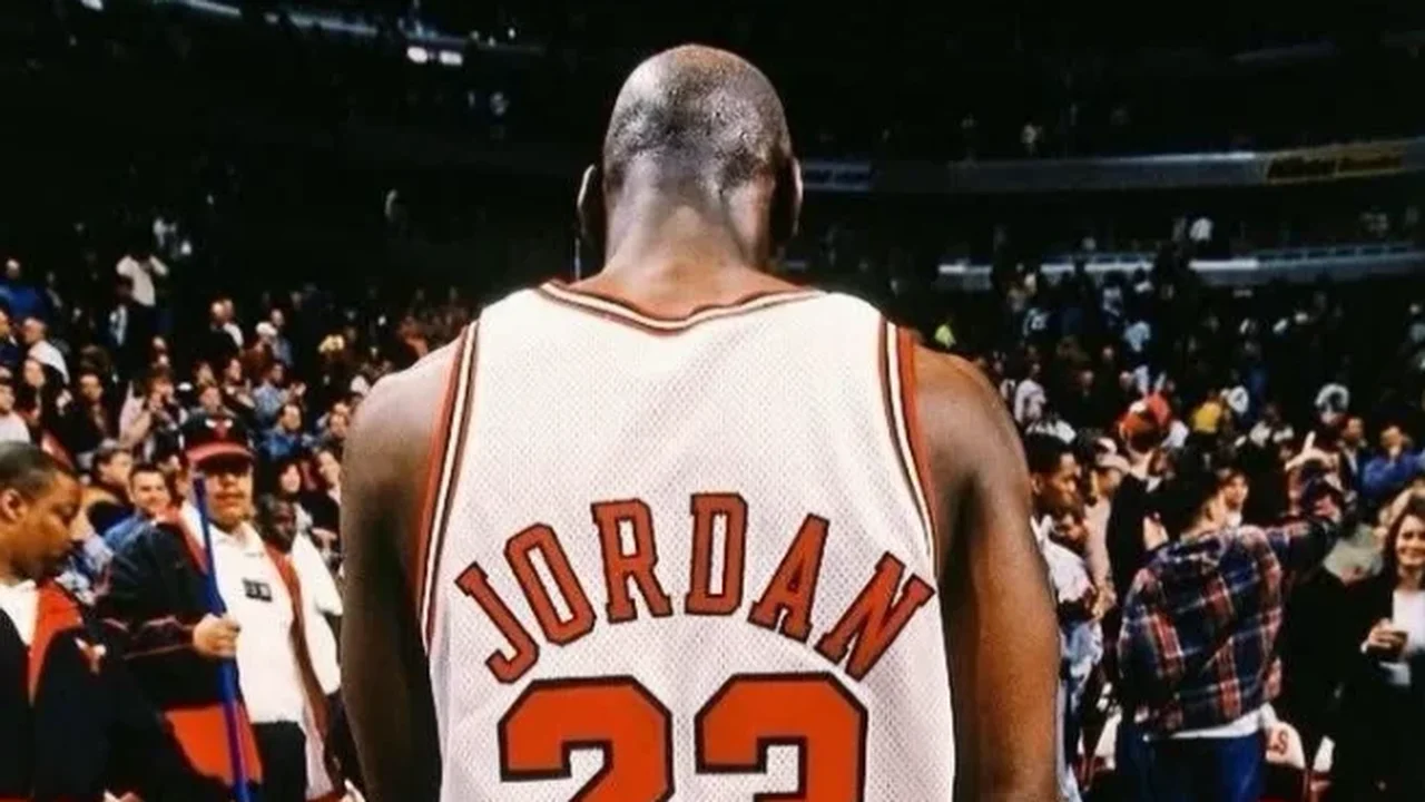 Camisa de Michael Jordan é leiloada a valor recorde de R$ 70 milhões