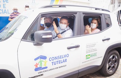 Prefeito Júlio Cezar e deputado Paulão entregam carro 0Km par Conselho Tutelar de Palmeira