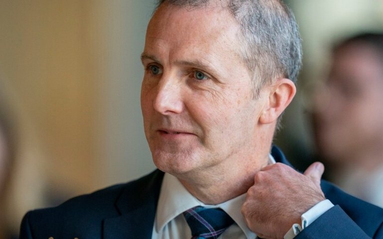 Ministro da Saúde escocês pede demissão após conta do seu tablet de trabalho chegar a quase R$ 70 mil