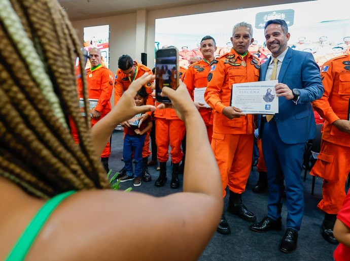 Paulo Dantas condecora missão humanitária de Alagoas no RS e reforça frota do Samu e Batalhão Ambiental