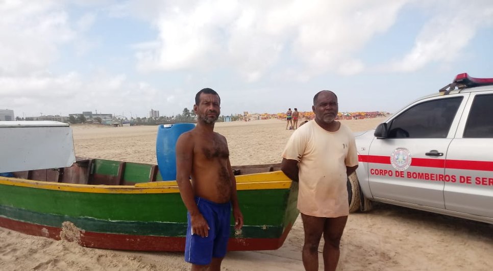pescadores que tiveram a embarcação virada
