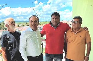 Franscisco Sales ao lado de apoiadores. Fonte: Assessoria