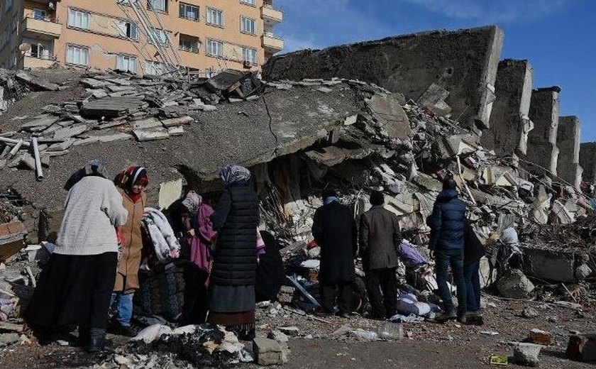 Número de mortes por terremoto na Turquia e Síria supera 6.000