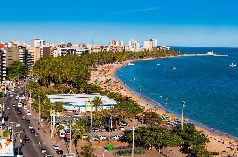 Verão: Semptur e Oplit realizam ação na orla de Maceió