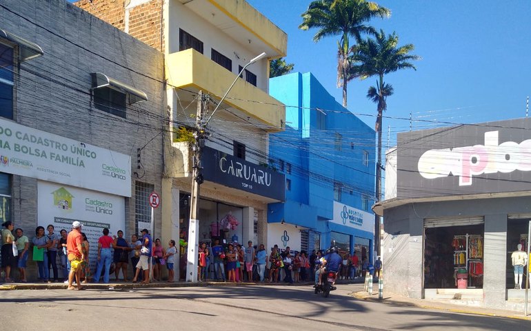 Usuários do Bolsa Família encaram sol de 40° em fila gigantesca para refazer cadastro em Palmeira