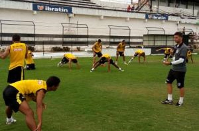 Atletas alvinegros realizam trabalhos técnicos e táticos no Fumeirão