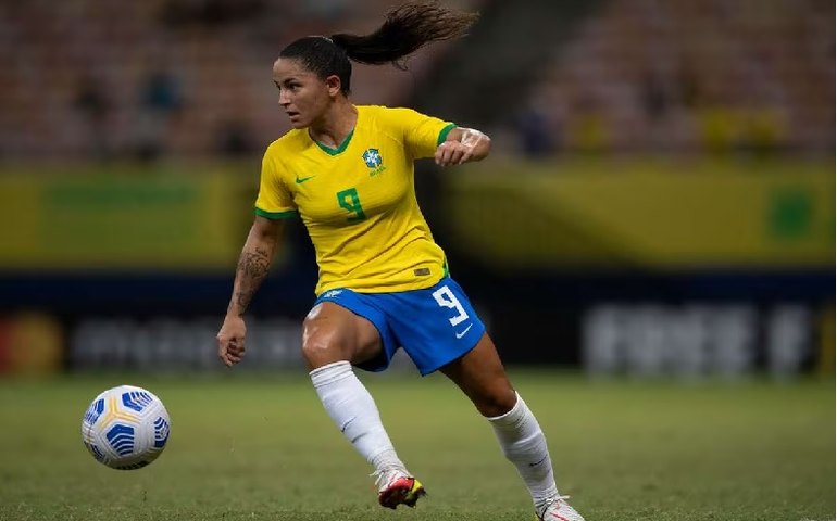 Debinha se estabelece como sucessora de Marta e assume papel de líder na seleção