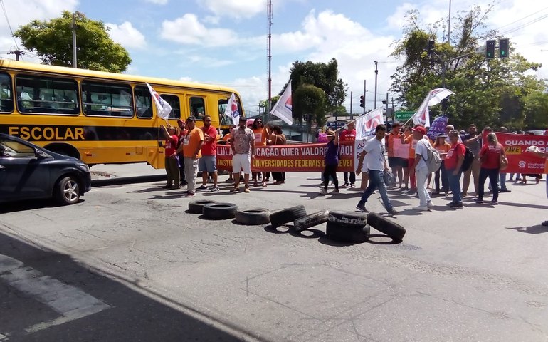 Manifestação de servidores e estudantes fecha entrada da Ufal