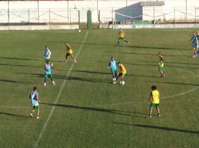 Atacante esperado para hoje só chega amanhã e zagueiro na segunda