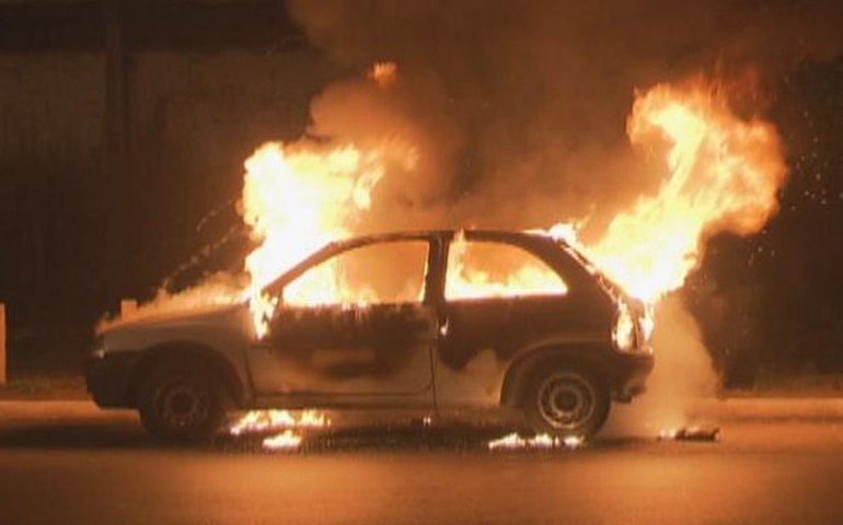 Bandidos trancam vítima em seu próprio veículo, ateiam fogo e fogem