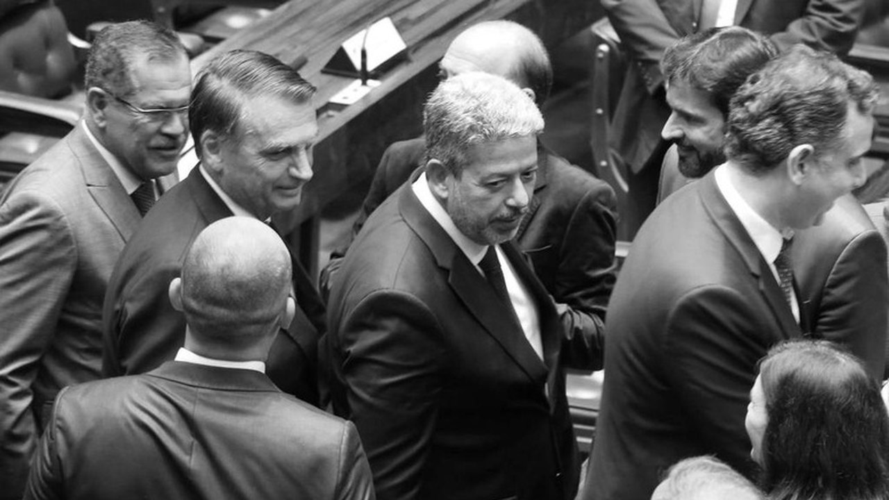 Editorial da Folha chama Bolsonaro de golpista, Lira de corrupto e diz que Forças Armadas chafurdam na lama