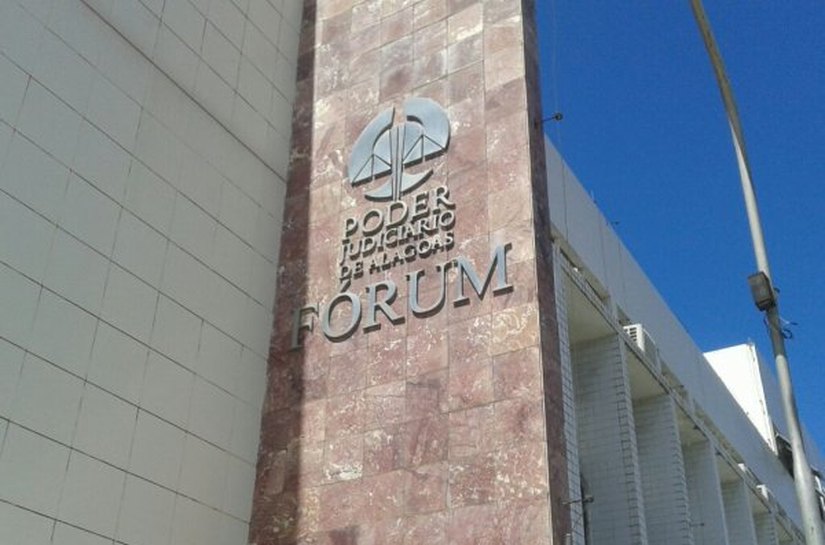 Mulher que jogou enteado do 4º andar vai a júri popular em Maceió