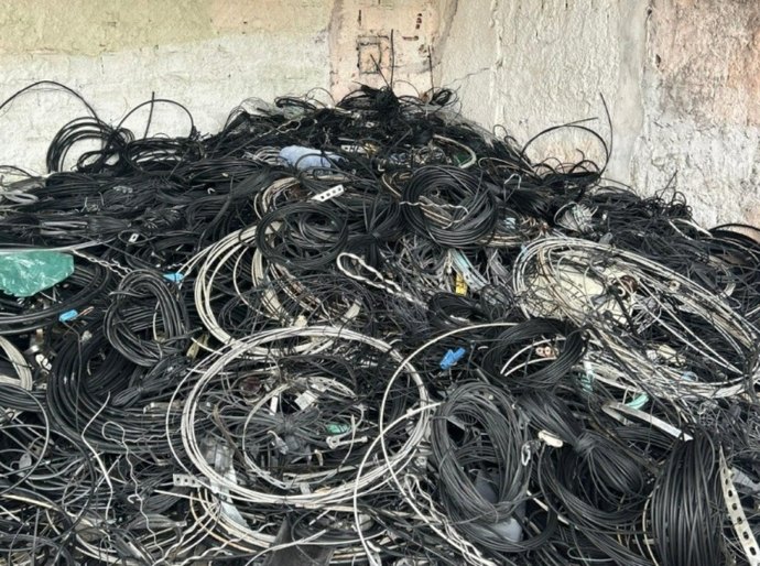 Prefeitura de Maceió retira mais de 100 toneladas de fios obsoletos dos postes da capital